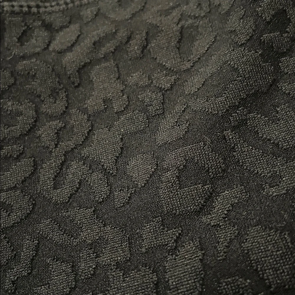 Jess Lea black leopard textured leggings- Size 1XL- Like new! - Picture 4 of 7